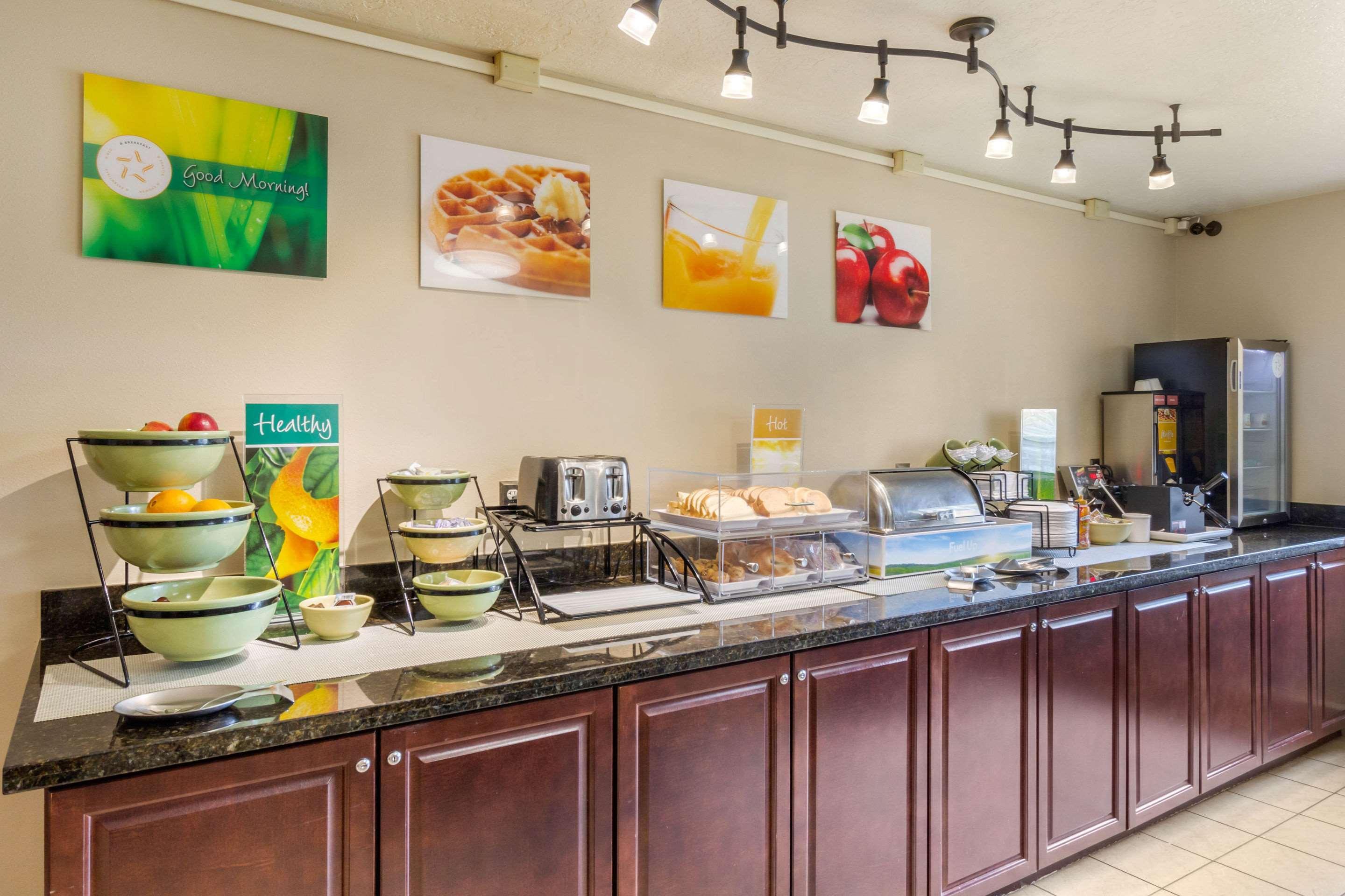 Quality Inn Logan Near University Экстерьер фото